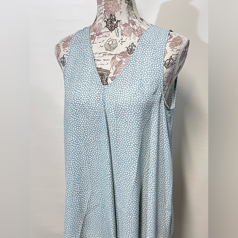 🛍️ VINCE CAMUTO Light blue and white printed blouse size S. - Picture 2 of 11